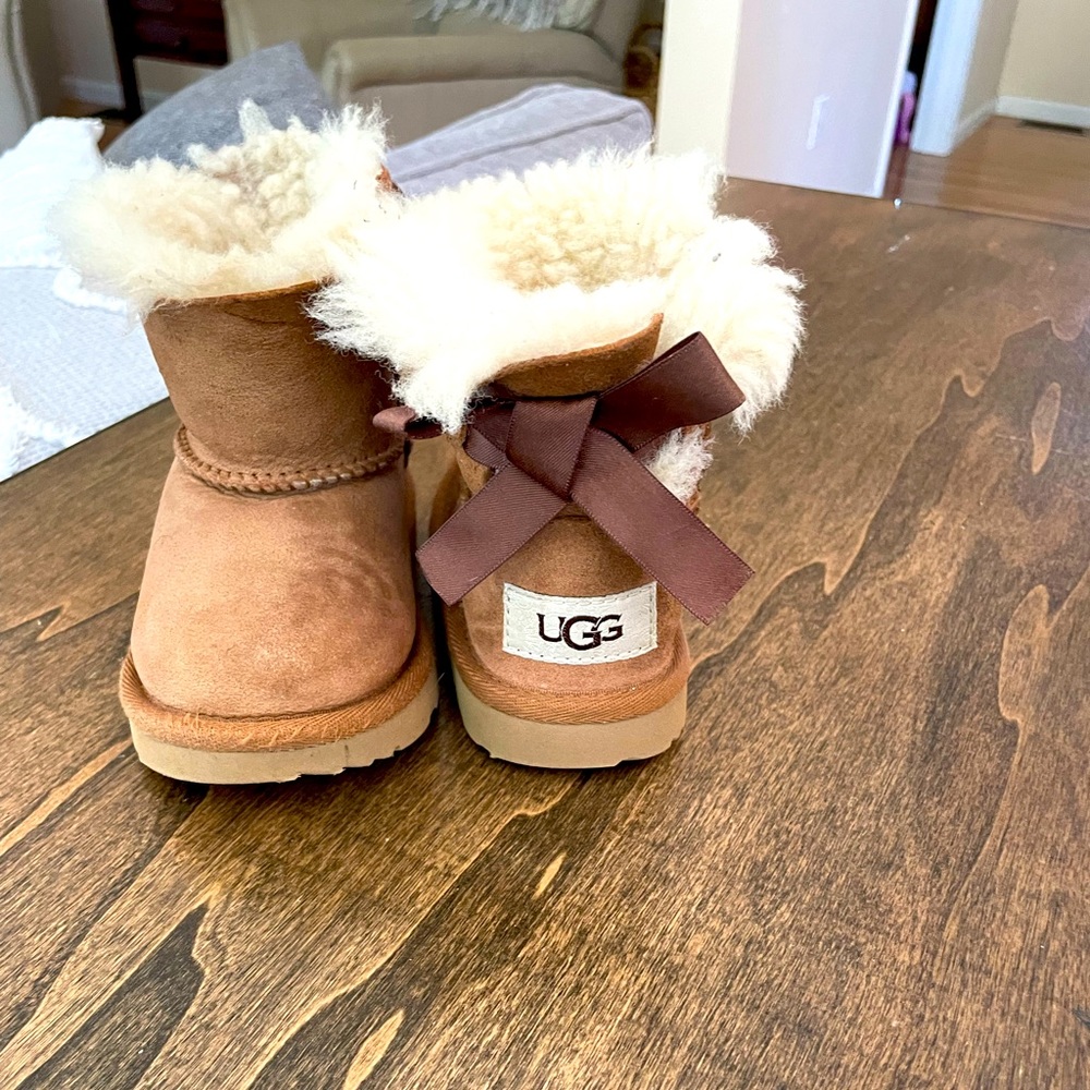 Toddler girl Uggs size 6